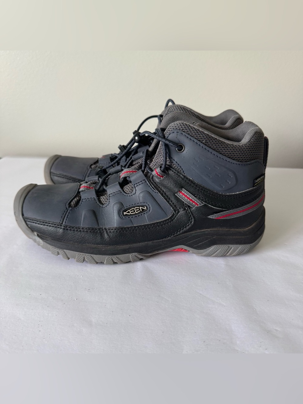 KEEN Size 5 Big Boy or Big Girl Youth Waterproof Hiking Boots